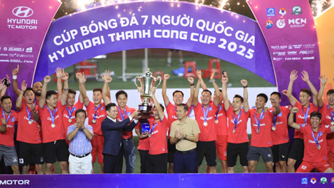 Simone Inzaghi celebrating with his Inter Milan players after beating Barcelona.
