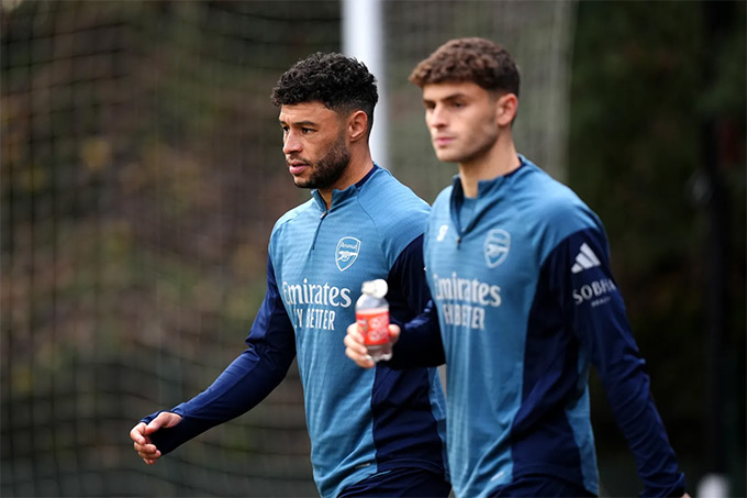Oxlade-Chamberlain hiện tập luyện cùng đội trẻ Arsenal