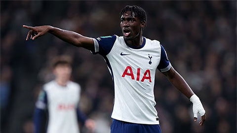 Simone Inzaghi celebrating with his Inter Milan players after beating Barcelona.