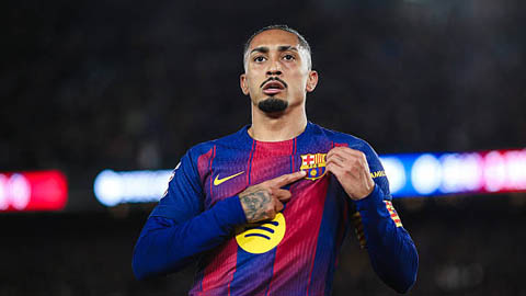 Simone Inzaghi celebrating with his Inter Milan players after beating Barcelona.