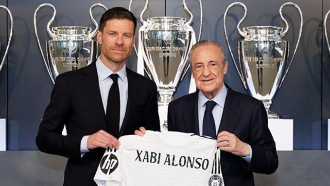 Chủ tịch Florentino Perez (phải) đã đặt quá nhiều kỳ vọng vào Alonso