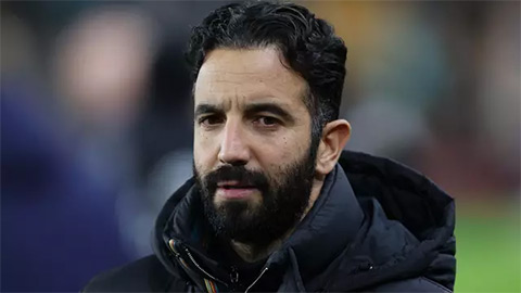 Simone Inzaghi celebrating with his Inter Milan players after beating Barcelona.