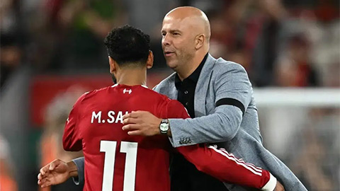 Simone Inzaghi celebrating with his Inter Milan players after beating Barcelona.