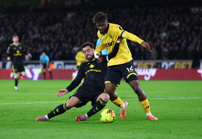 Bruno loạng choạng nhận bóng sau đường chuyền của Cunha