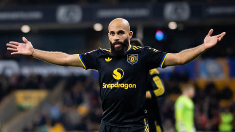 Simone Inzaghi celebrating with his Inter Milan players after beating Barcelona.