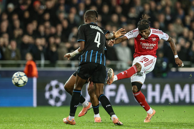 Madueke lập cú đúp ở trận thắng Club Brugge, trong đó có 1 pha sút xa đẹp mắt