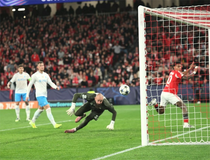 Rios mở tỷ số ngay phút thứ 20 cho Benfica