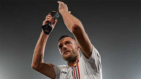 Simone Inzaghi celebrating with his Inter Milan players after beating Barcelona.