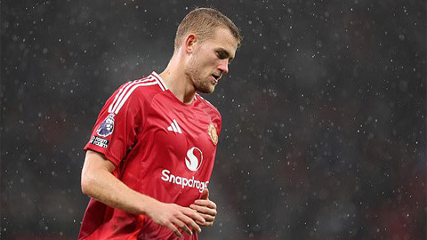 Simone Inzaghi celebrating with his Inter Milan players after beating Barcelona.