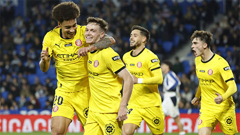 Simone Inzaghi celebrating with his Inter Milan players after beating Barcelona.