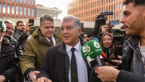Simone Inzaghi celebrating with his Inter Milan players after beating Barcelona.
