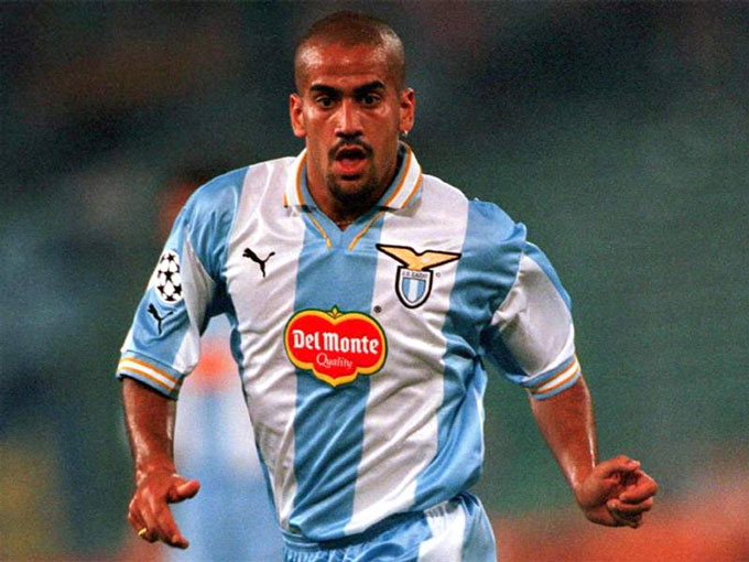Veron cũng như nhiều ngôi sao nước ngoài cần hộ chiếu Italia để được thi đấu ở Serie A
