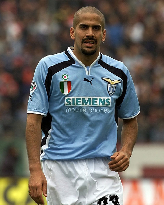 Sự nghiệp của Veron từng suýt bị huỷ hoại chỉ vì 1 tấm hộ chiếu