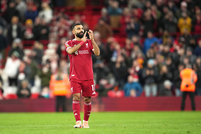 Salah chào khán giả ở Anfield