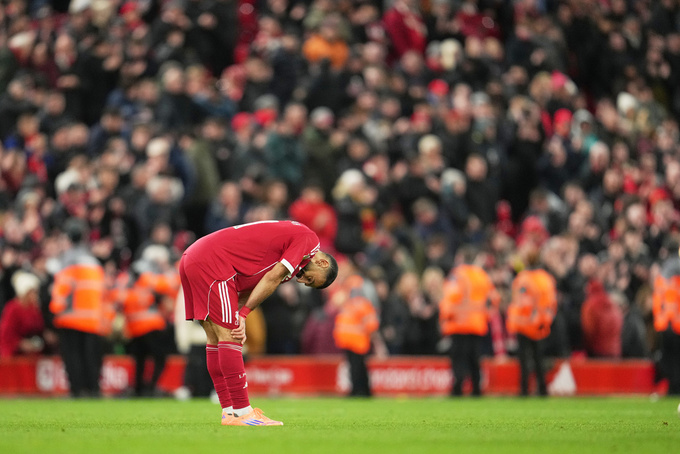 Sao Ai Cập thậm chí cúi gập người chào khán giả