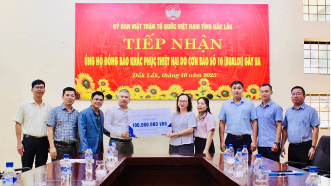 Đại diện Hiệp hội Bất động sản Đắk Lắk trao bảng tượng trưng 100 triệu đồng ủng hộ đồng bào khắc phục thiệt hại do cơn bão số 10 (Bualoi) gây ra, thông qua Ủy ban Mặt trận Tổ quốc Việt Nam tỉnh Đắk Lắk.