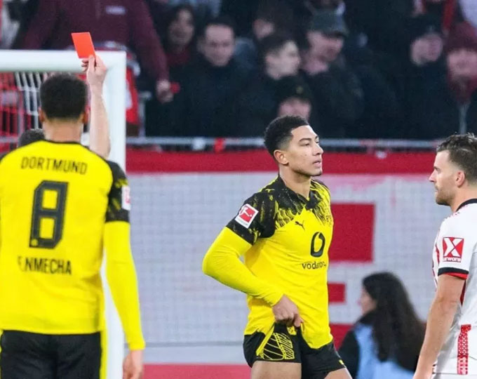 Jobe nhận thẻ đỏ ở trận đấu giữa Dortmund và Freiburg