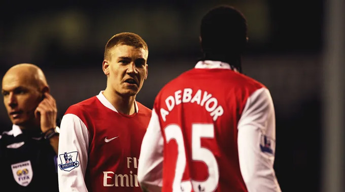 Bendtner không có cảm tình với Adebayor ngay từ lần gặp mặt đầu tiên