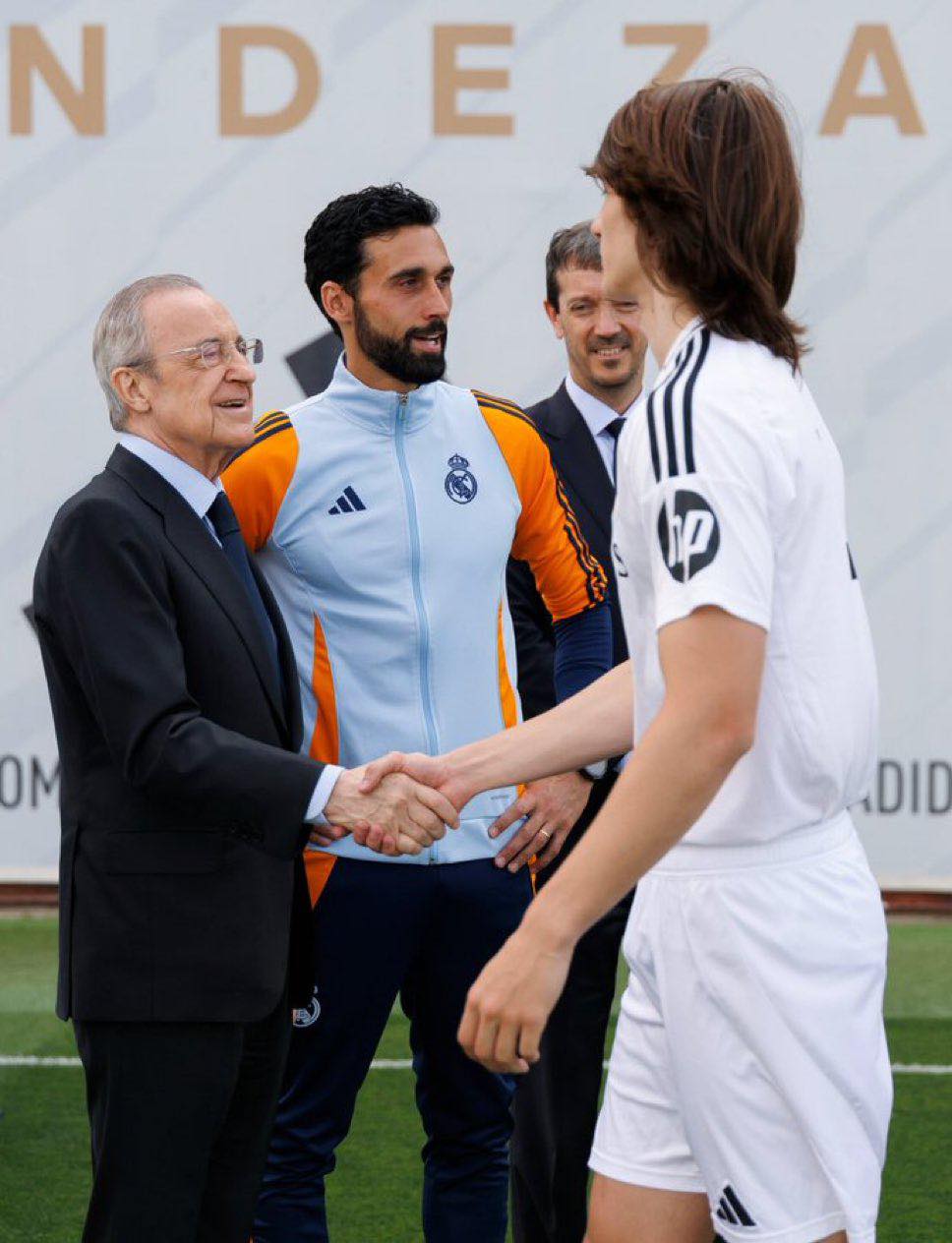 Perez trong một chuyến xuống thăm đội trẻ của Arbeloa