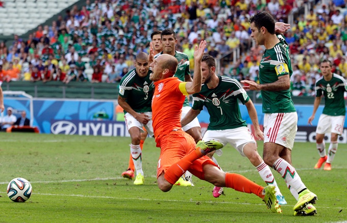 Robben ngã liên tục trong trận đấu với Mexico