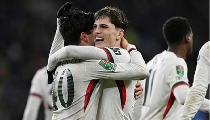 Đồng đội chia vui với cựu sao MU