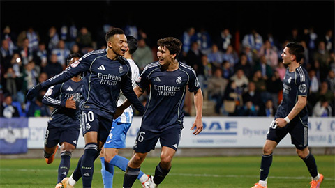 Simone Inzaghi celebrating with his Inter Milan players after beating Barcelona.