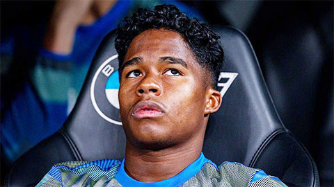 Simone Inzaghi celebrating with his Inter Milan players after beating Barcelona.