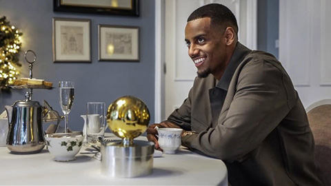 Gây thất vọng ở Liverpool, Isak vẫn giành Quả bóng vàng