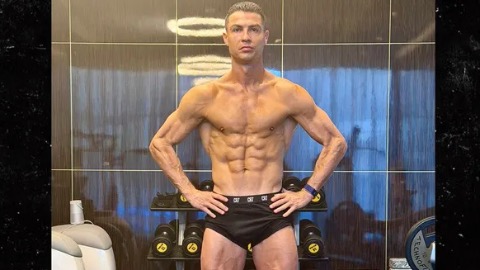 Cristiano Ronaldo khoe thân vì mắc chứng ái kỷ