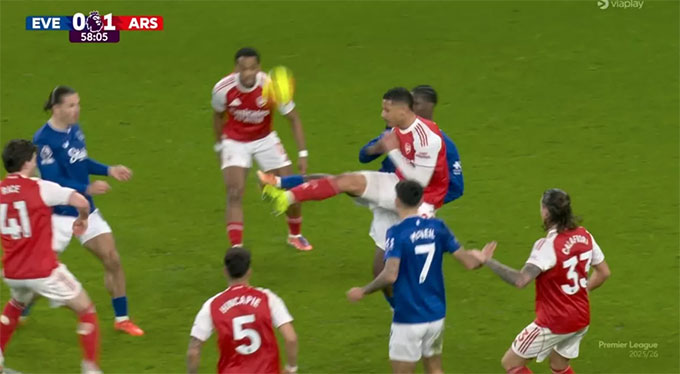 Arsenal giành chiến thắng tối thiểu trên sân của Everton