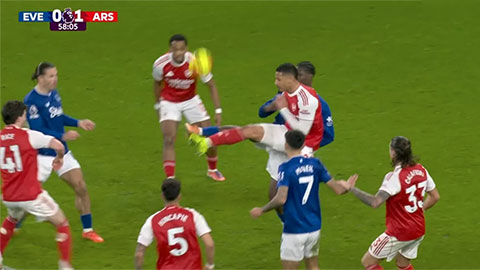 Simone Inzaghi celebrating with his Inter Milan players after beating Barcelona.