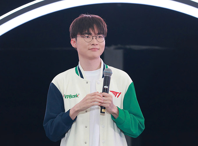 Faker chào các “Tê Con” bằng tiếng Việt.