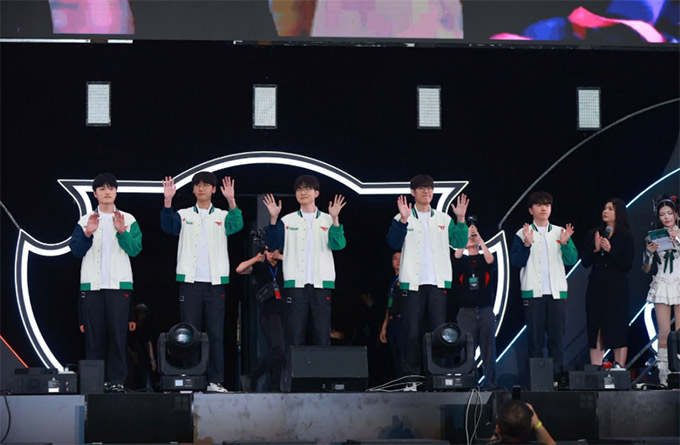 Lần đầu tiên, toàn bộ thành viên T1 có mặt tại Việt Nam gặp gỡ người hâm mộ