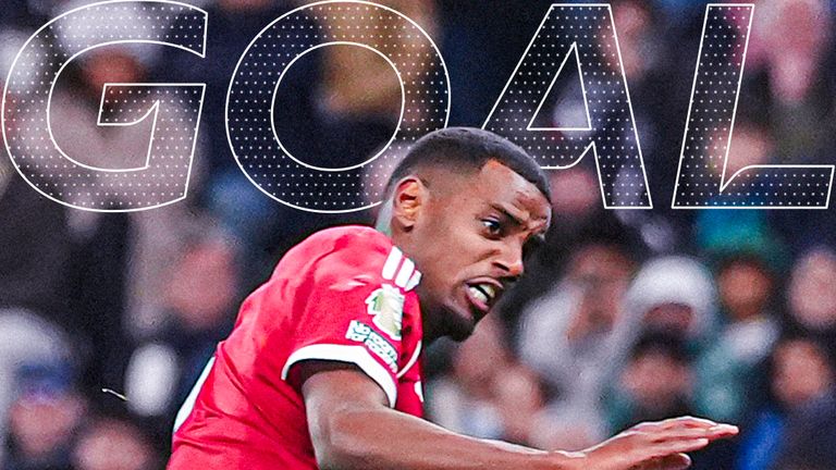 Pha dứt điểm của Isak rất xuất sắc, cho dù phải đánh đổi bằng một chấn thương