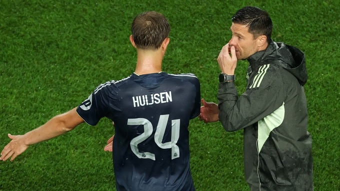 HLV Xabi Alonso đang tin tưởng mù quáng vào Huijsen