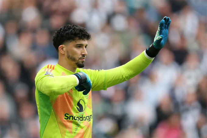 Thủ môn Altay Bayindir cũng sẽ bị MU đẩy đi