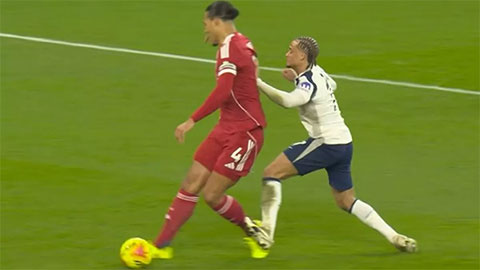 Simone Inzaghi celebrating with his Inter Milan players after beating Barcelona.
