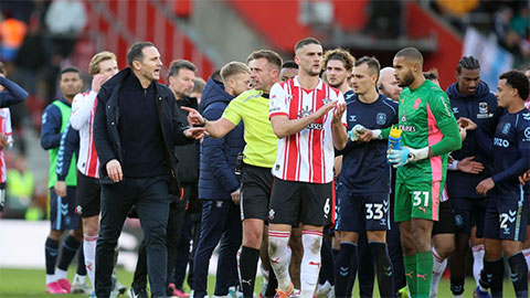 Simone Inzaghi celebrating with his Inter Milan players after beating Barcelona.