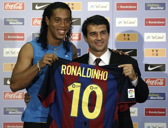 Ronaldinho ra mắt Barca năm 2003