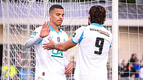 Simone Inzaghi celebrating with his Inter Milan players after beating Barcelona.