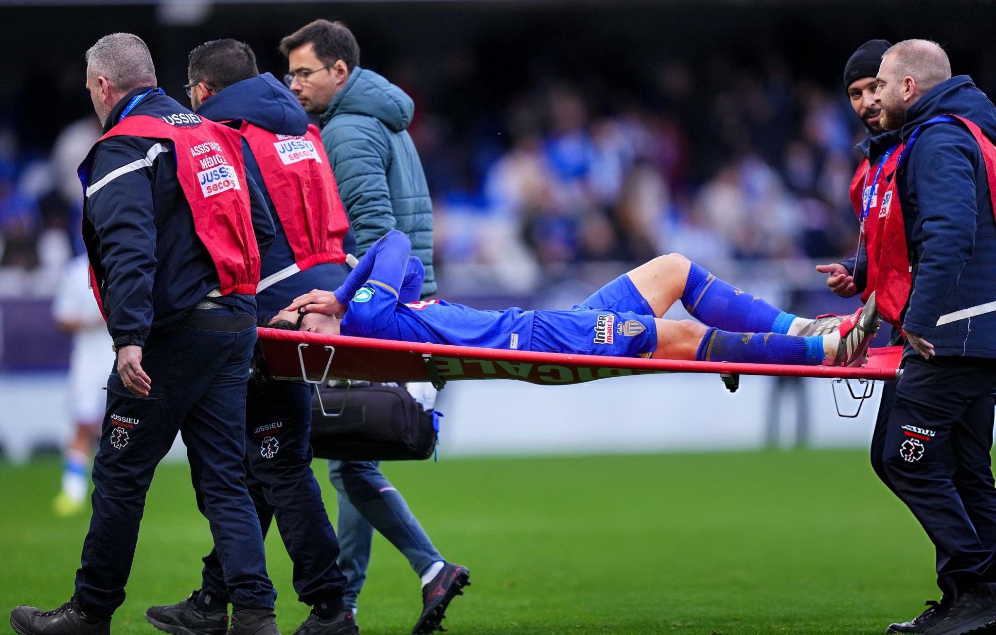 Minamino thất vọng khi phải rời sân bằng cáng