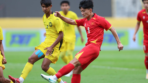 Simone Inzaghi celebrating with his Inter Milan players after beating Barcelona.