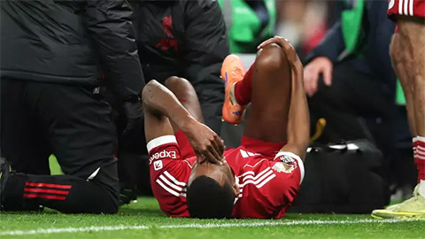 Simone Inzaghi celebrating with his Inter Milan players after beating Barcelona.