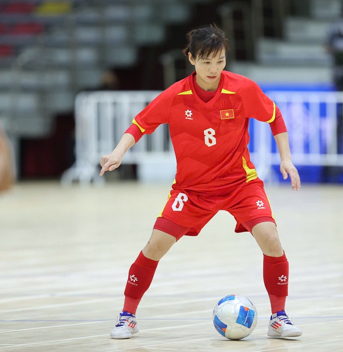 Xuất sắc ở sân cỏ, Thùy Trang còn cùng ĐT futsal nữ Việt Nam giành HCV lịch sử ở SEA Games 33. Ảnh:  Đức Cường