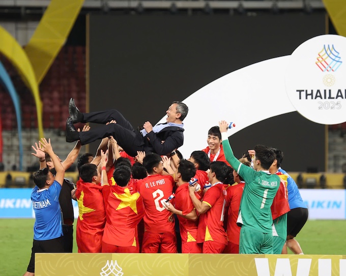 Chủ tịch VFF Trần Quốc Tuấn được các tuyển thủ U22 Việt Nam chúc mừng sau khi giành HCV SEA Games 33. Ảnh: Đức Cường