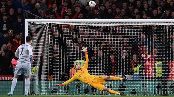 Kepa sút hỏng trước Liverpool