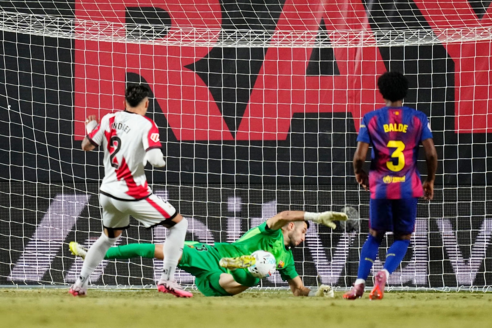 Garcia chỉ để thủng lưới 14 lần/15 trận