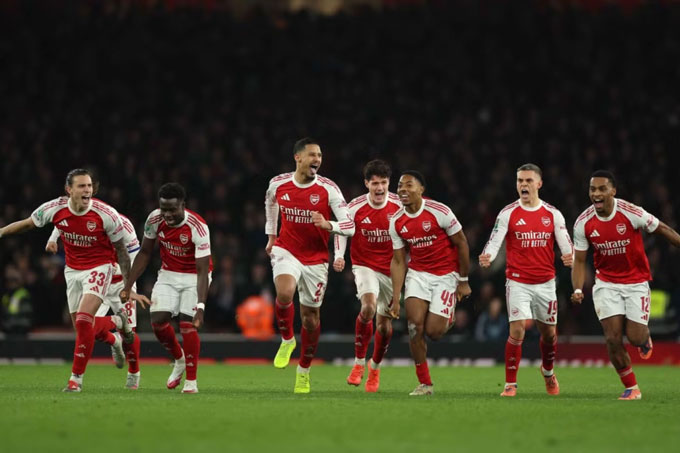 Niềm vui thắng lợi của các cầu thủ Arsenal