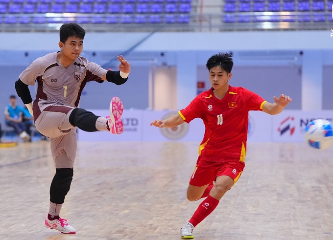 Thủ môn Watcharin Kerdngoen ghi bàn thắng thứ hai cho U19 futsal Thái Lan
