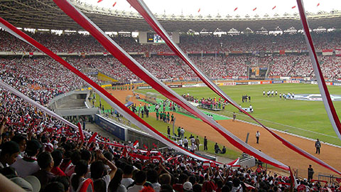 Simone Inzaghi celebrating with his Inter Milan players after beating Barcelona.